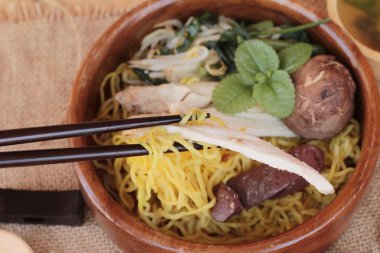 Mantarlı tavuk çorbası lezzetlidir