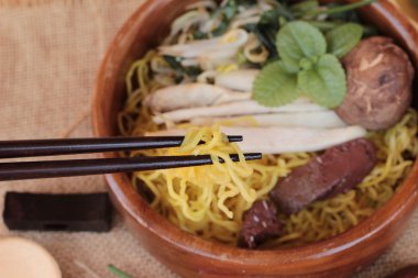 Mantarlı tavuk çorbası lezzetlidir