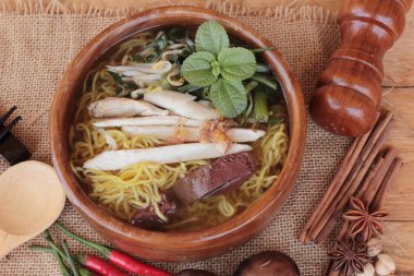 Mantarlı tavuk çorbası lezzetlidir