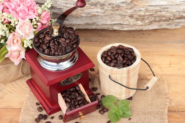 Kaffekvarn med kaffebönor och kopp espresso — Stockfoto
