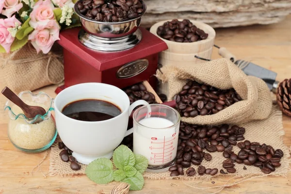 원두 커피와 컵 에스프레소 커피 분쇄기 — 스톡 사진