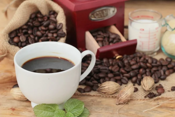 Kaffekvarn med kaffebönor och kopp espresso — Stockfoto