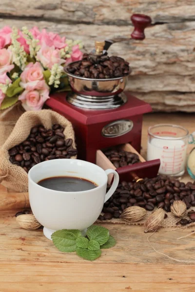 Młynek do kawy z ziaren kawy i filiżanki espresso — Zdjęcie stockowe