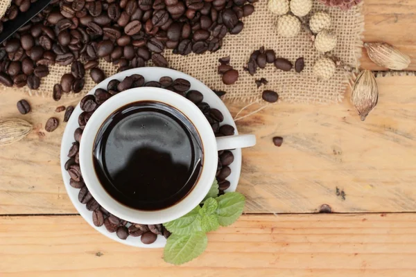 Kaffekvarn med kaffebönor och kopp espresso — Stockfoto