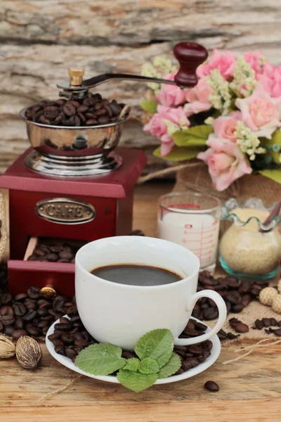 Kaffeemühle mit Kaffeebohnen und Tasse Espresso — Stockfoto