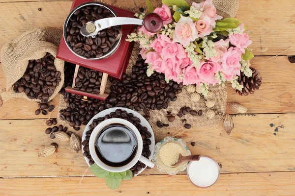 Кавомолка з кавовими зернами та чашкою еспресо — стокове фото