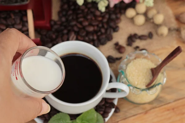 Młynek do kawy z ziaren kawy i filiżanki espresso — Zdjęcie stockowe