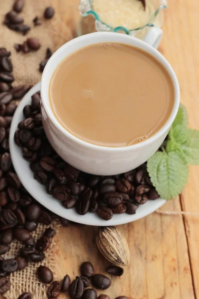 Kaffekvarn med kaffebönor och kopp espresso — Stockfoto