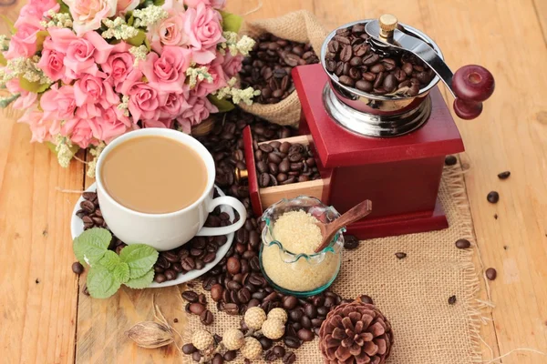 Kaffeemühle mit Kaffeebohnen und Tasse Espresso — Stockfoto