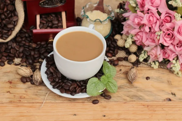 원두 커피와 컵 에스프레소 커피 분쇄기 — 스톡 사진