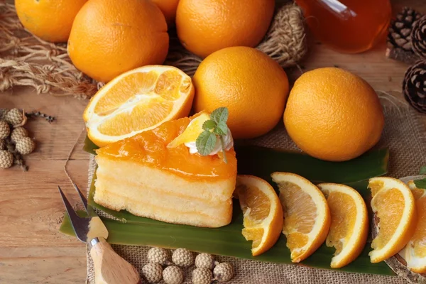 Bolo de laranja com laranjas frutas é delicioso — Fotografia de Stock