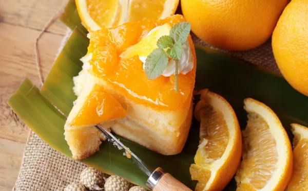 Bolo de laranja com laranjas frutas é delicioso — Fotografia de Stock