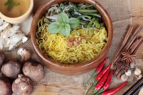 Sopa de fideos de pollo con champiñones es delicioso —  Fotos de Stock