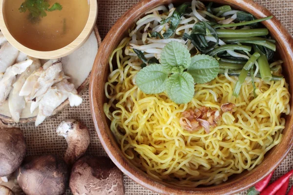 Sopa de fideos de pollo con champiñones es delicioso —  Fotos de Stock