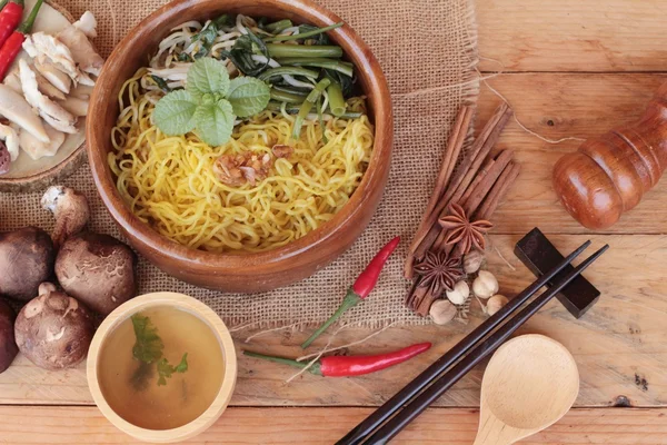 Sopa de fideos de pollo con champiñones es delicioso — Foto de Stock