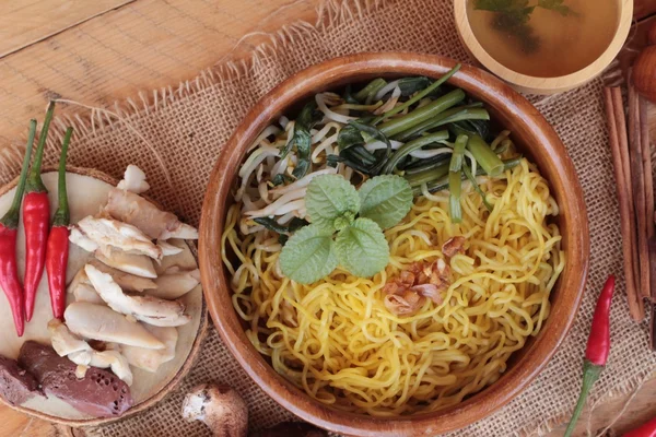 Sopa de fideos de pollo con champiñones es delicioso —  Fotos de Stock