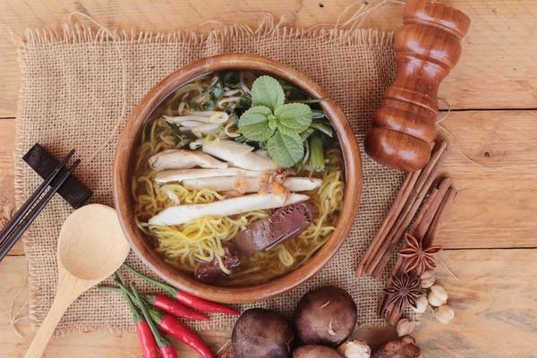 Sopa de macarrão de frango com cogumelos é delicioso — Fotografia de Stock