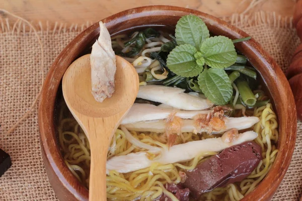 Суп з курячої локшини з грибами смачний — стокове фото