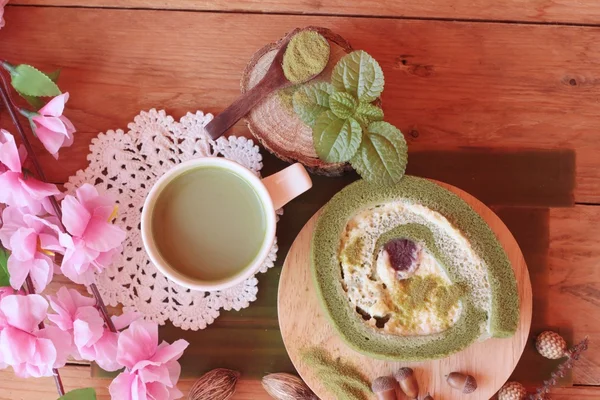 Зелений чайний торт рулет і мача зелений чай — стокове фото