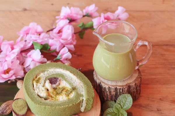 Zelený čaj dort roll a matcha zelený čaj — Stock fotografie