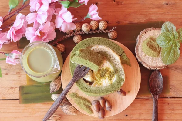 Zielona herbata ciasto roll i matcha zielonej herbaty — Zdjęcie stockowe