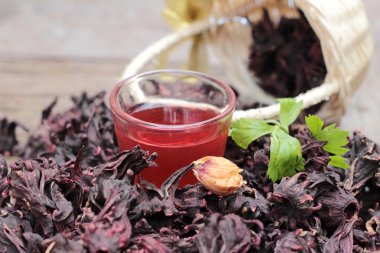 Roselle ve ahşap arka plan roselle suyu Kuru.