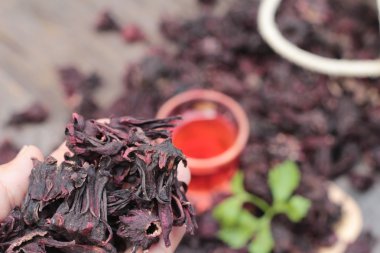 Roselle ve ahşap arka plan roselle suyu Kuru.