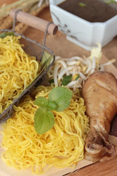 Fideos de pollo con verduras y sopa deliciosa — Foto de Stock