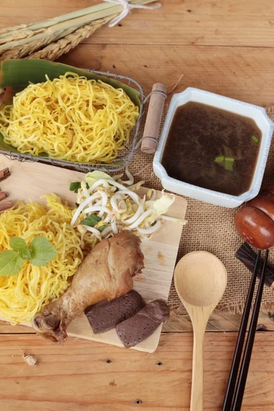 Fideos de pollo con verduras y sopa deliciosa — Foto de Stock