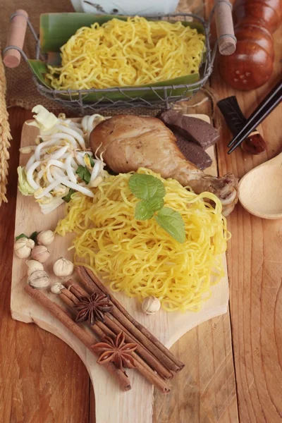 Fideos de pollo con verduras y sopa deliciosa — Foto de Stock