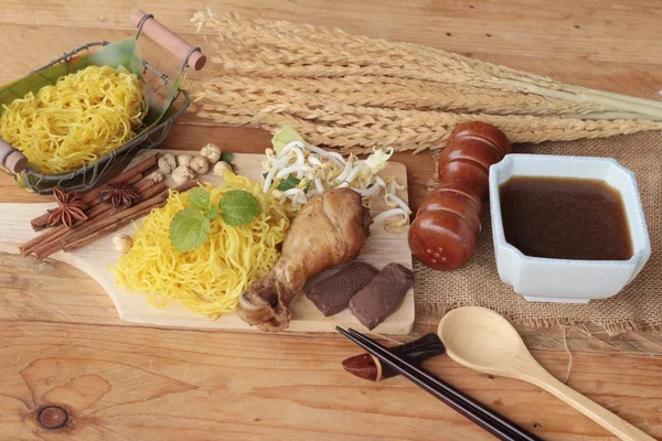 Mie ayam dengan sayuran dan sup lezat — Stok Foto