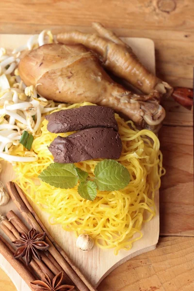 Mie ayam dengan sayuran dan sup lezat — Stok Foto