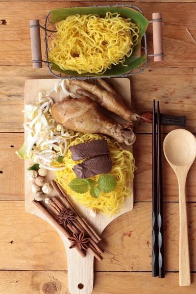 Fideos de pollo con verduras y sopa deliciosa —  Fotos de Stock