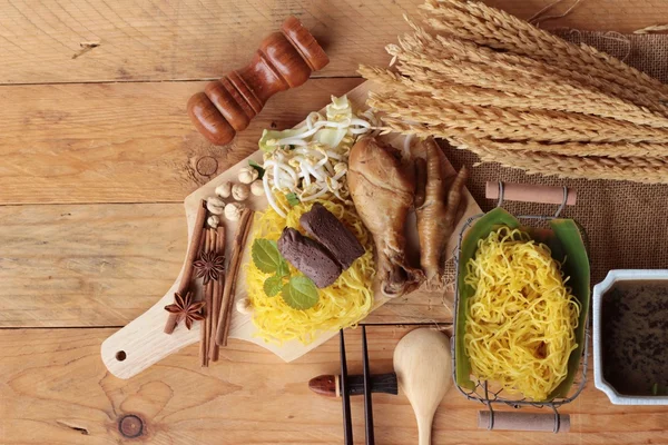 Fideos de pollo con verduras y sopa deliciosa — Foto de Stock