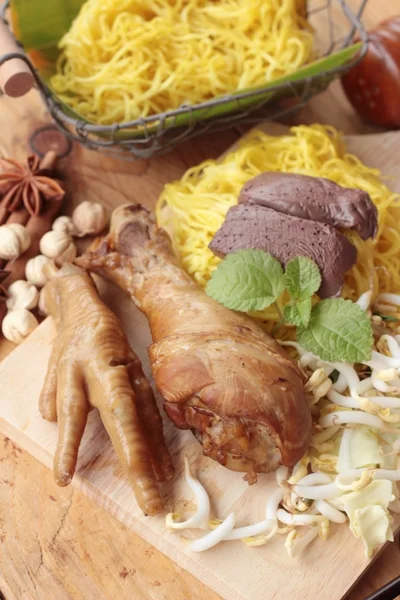 Fideos de pollo con verduras y sopa deliciosa — Foto de Stock