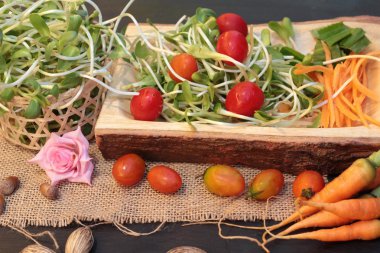 Yeşil genç ayçiçeği fide ve domates salatası