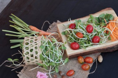 Yeşil genç ayçiçeği fide ve domates salatası