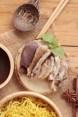 Duck Erişte ile sebze ve çorba lezzetli