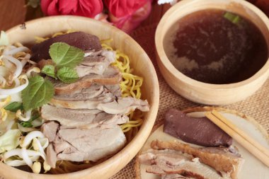 Duck Erişte ile sebze ve çorba lezzetli