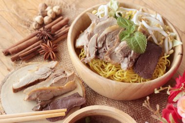 Duck Erişte ile sebze ve çorba lezzetli