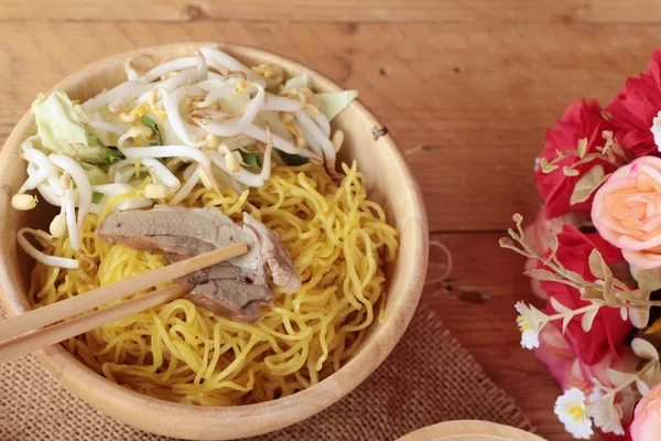 Entennudeln mit Gemüse und Suppe lecker — Stockfoto