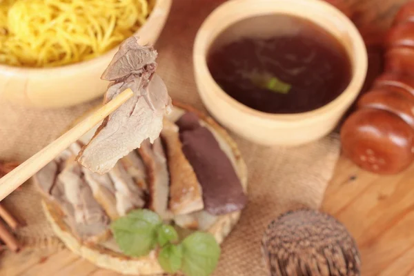 Fideos de pato con verduras y sopa deliciosa — Foto de Stock