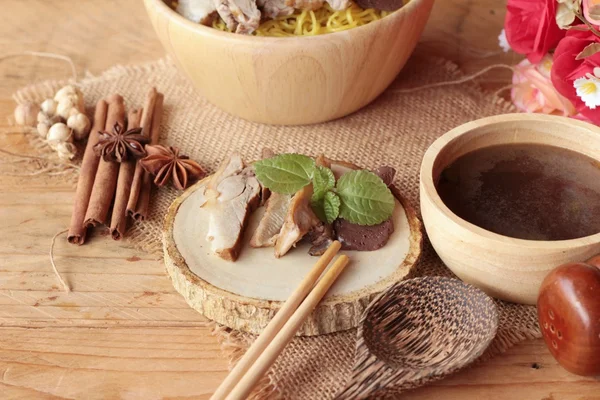 Tagliatelle all'anatra con verdure e zuppa deliziosa — Foto Stock