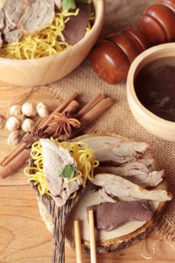 Duck Erişte ile sebze ve çorba lezzetli