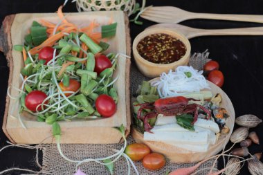 Salata baharatlı genç ayçiçeği fide lezzetlidir