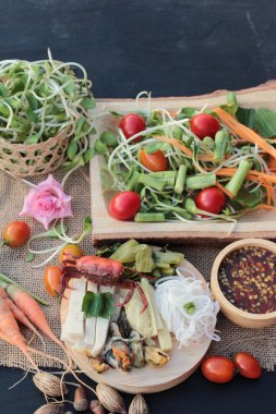 Salata baharatlı genç ayçiçeği fide lezzetlidir