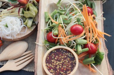 Salata baharatlı genç ayçiçeği fide lezzetlidir