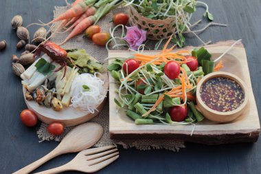 Salata baharatlı genç ayçiçeği fide lezzetlidir