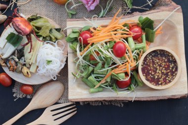 Salata baharatlı genç ayçiçeği fide lezzetlidir