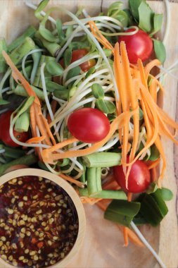 Salata baharatlı genç ayçiçeği fide lezzetlidir